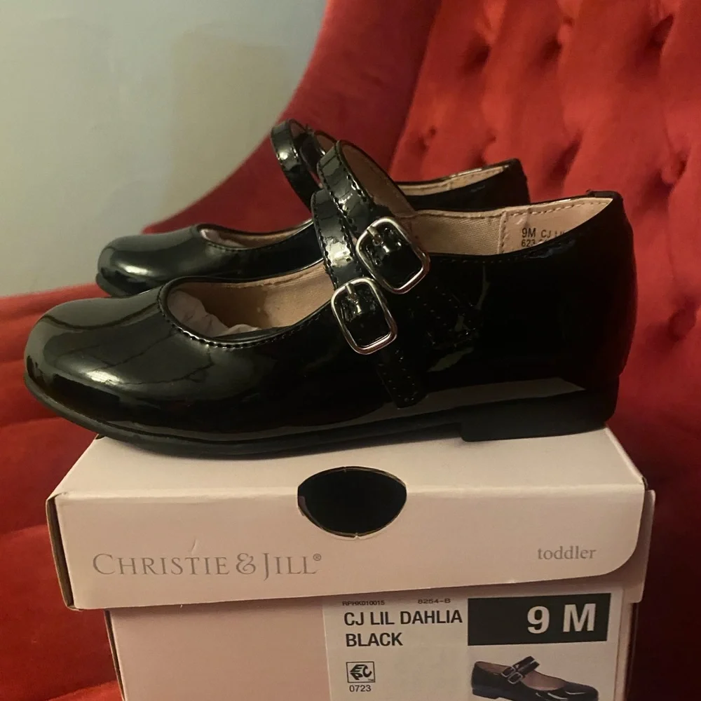 Christie & Jill Girls Black patent leather dress shoes. Like New - Picture 4 of 10